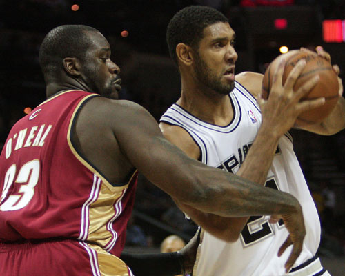 萨勒马克尔斯比赛里与裁判对峙，还被裁判踢了一脚（萨勒马克尔斯赛中与裁判争执，遭裁判一脚踢中）