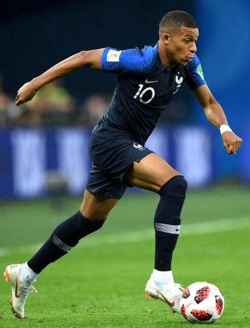 莱万：我经常带伤上场，肋骨骨折也硬撑；不着急决定未来（莱万称常带伤上阵，肋骨骨折也咬牙坚持；对未来暂不急于决定）