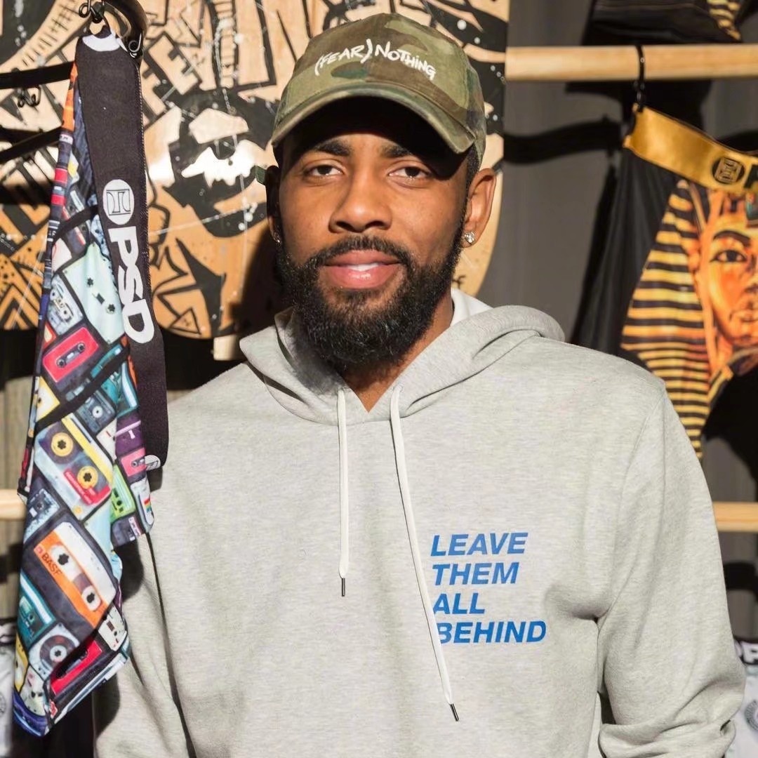 詹姆斯背身单打得分，引领球队节奏（詹姆斯背打取分，掌控比赛节奏）