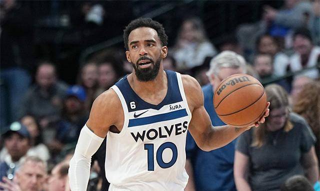 王楚钦避免0-3完败！樊振东队长也学会抓他漏洞，球迷炮轰教练组（王楚钦惊险躲过0-3惨败！队长樊振东抓准其短板，球迷怒斥教练组）