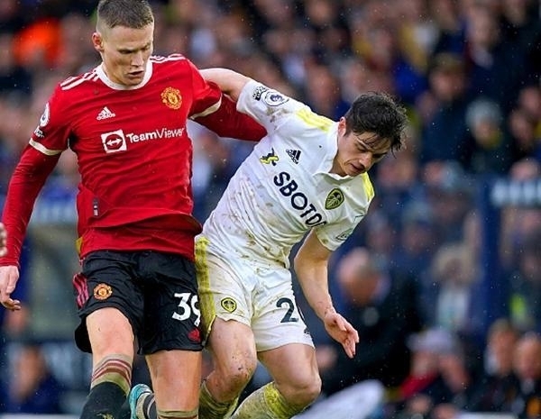 利物浦发角球期间 萨拉赫和亨德森聊了很久