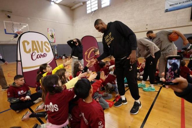 利物浦主场迎战布莱顿，两队战意高昂，利物浦凭借主场优势和阵容完整度有望取胜。（利物浦主场对阵布莱顿，双方斗志旺盛，红军凭主场与人员齐整更有胜算）